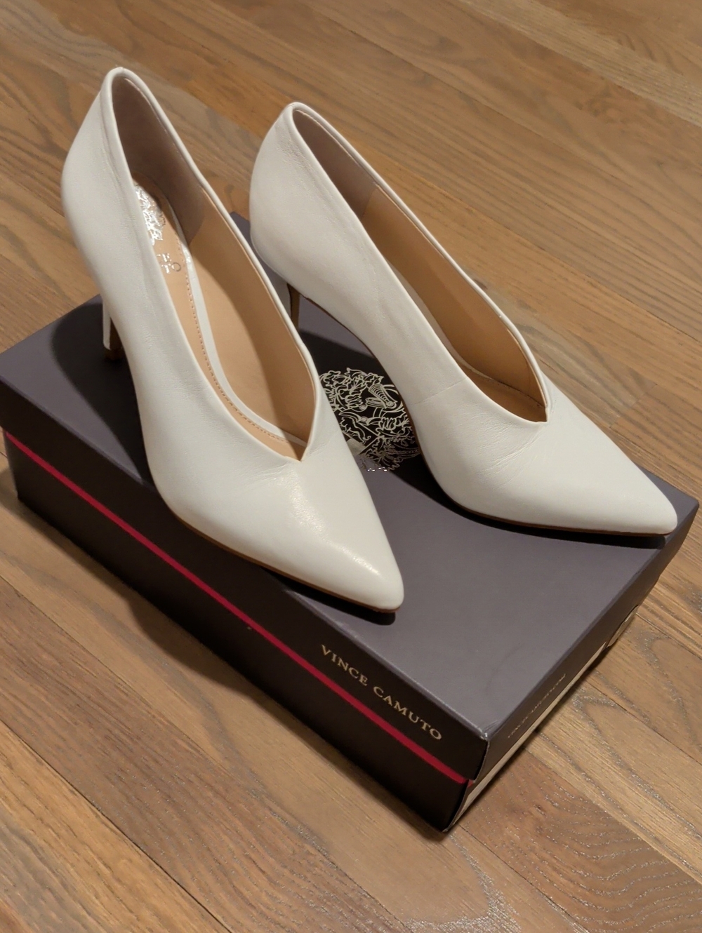 NWT Vince Camuto White Pointed-Toe Leather Pumps 6